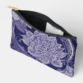 White and dark blue floral patterns AI art  Zubehörtasche (Offen)