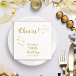 White and Gold Cheers Individuelle Name 50. Geburt Serviette<br><div class="desc">Kreieren Sie personalisiert mit einem Geburtstagsmädchen und einem Datum einzigartige Rucksäcke aus weißem und goldenem Papier. Gold in diesem Design ist ein goldgelber Farbverlauf,  der die goldene Oberfläche imitiert (es ist keine Folie).</div>