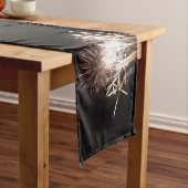 White and Gold Fireworks I Patriotic Celebration Kurzer Tischläufer (Beispiel)