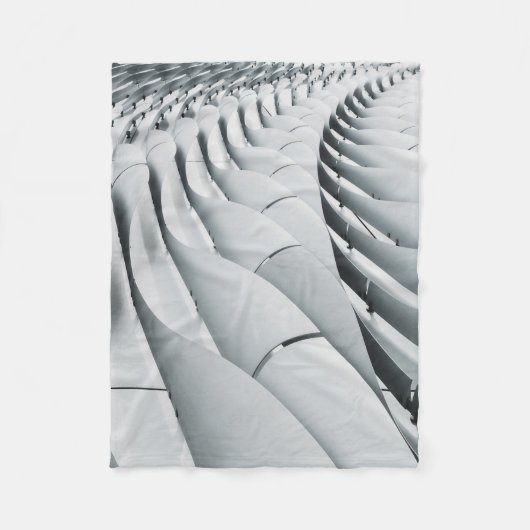 White and gray building structure fleecedecke (Vorderseite)