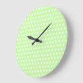 White and Green Polka Dot Pattern. Spotty. Große Wanduhr (Winkel)