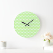 White and Green Polka Dot Pattern. Spotty. Große Wanduhr (Zuhause)