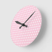 White and Pink Polka Dots Pattern. Runde Wanduhr (Winkel)