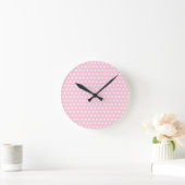 White and Pink Polka Dots Pattern. Runde Wanduhr (Zuhause)
