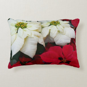 White and Red Poinsettias II Weihnachtsfeiertage Dekokissen