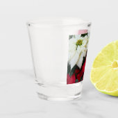 White and Red Poinsettias II Weihnachtsfeiertage Schnapsglas (Links)