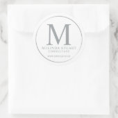 White and Silver Elegante Monogram Business Runder Aufkleber (Tasche)
