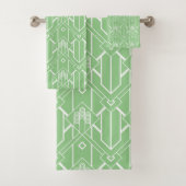 White Art Deco Muster Nr. 3 auf hellgrün Badhandtuch Set (Insitu)