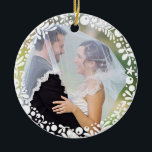 White Berry Gerahmt Wedding Foto mit benutzerdefin Keramikornament<br><div class="desc">Ein Kreis hübscher,  weißer,  grafischer,  blumenreicher Beeren und Blätter umrahmt Ihr liebstes Hochzeitsfest-Foto,  um einen perfekten Sake zu kreieren oder als Geschenk für Neuvermählte,  um gemeinsam ihre ersten Weihnachten zu feiern. Fotografie von Shanna Russell Fotografie</div>
