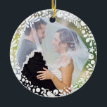 White Berry Gerahmt Wedding Foto mit benutzerdefin Keramikornament<br><div class="desc">Ein Kreis hübscher,  weißer,  grafischer,  blumenreicher Beeren und Blätter umrahmt Ihr liebstes Hochzeitsfest-Foto,  um einen perfekten Sake zu kreieren oder als Geschenk für Neuvermählte,  um gemeinsam ihre ersten Weihnachten zu feiern. Fotografie von Shanna Russell Fotografie</div>