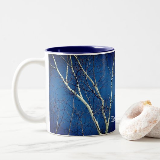 White Birch Tree Blue Sky Personalisiert Zweifarbige Tasse (Mit Donut)