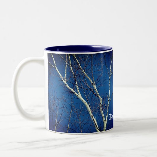 White Birch Tree Blue Sky Personalisiert Zweifarbige Tasse (Links)