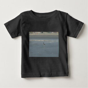 White Bird auf grauem Sand Beach Art Print Baby T-shirt