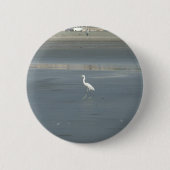 White Bird auf grauem Sand Beach Art Print Button (Vorderseite)