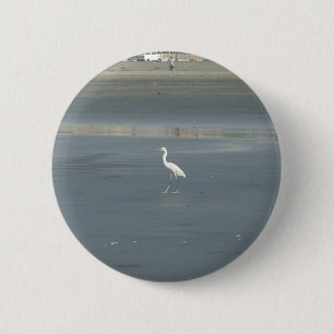 White Bird auf grauem Sand Beach Art Print Button
