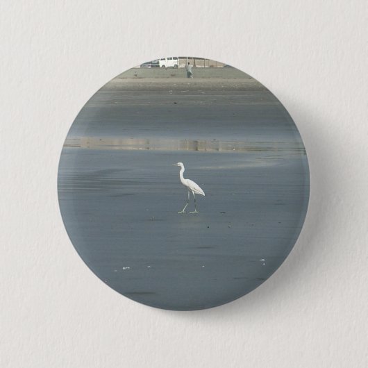 White Bird auf grauem Sand Beach Art Print Button (Vorderseite)