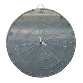 White Bird auf grauem Sand Beach Art Print Dartscheibe (vorne)