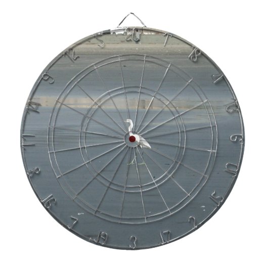 White Bird auf grauem Sand Beach Art Print Dartscheibe (vorne)