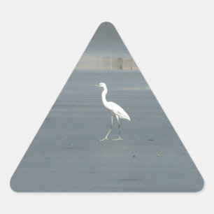 White Bird auf grauem Sand Beach Art Print Dreieckiger Aufkleber