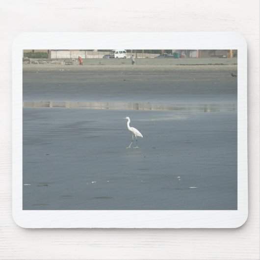 White Bird auf grauem Sand Beach Art Print Mousepad (Vorne)