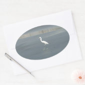 White Bird auf grauem Sand Beach Art Print Ovaler Aufkleber (Umschlag)