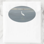 White Bird auf grauem Sand Beach Art Print Ovaler Aufkleber (Tasche)