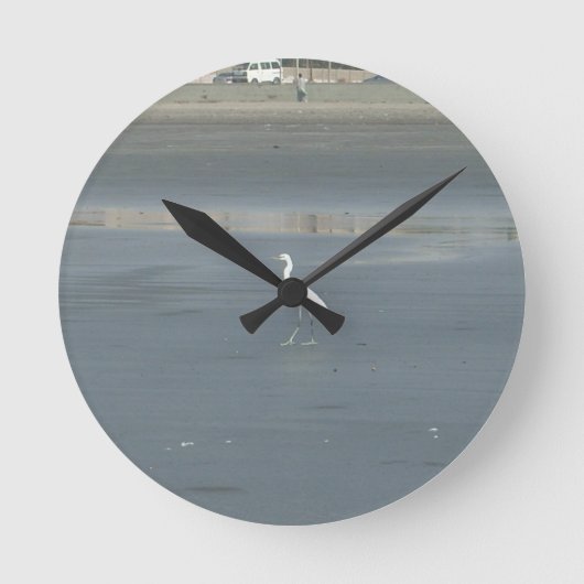 White Bird auf grauem Sand Beach Art Print Runde Wanduhr (Vorderseite)