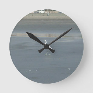 White Bird auf grauem Sand Beach Art Print Runde Wanduhr