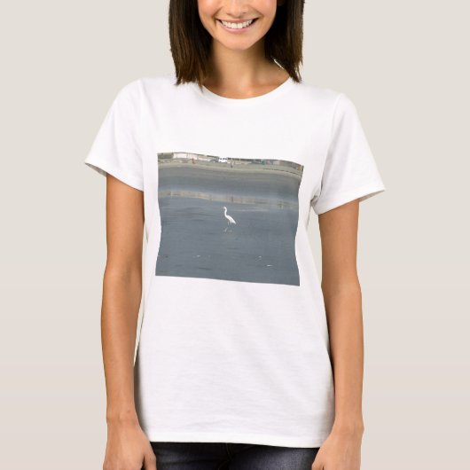 White Bird auf grauem Sand Beach Art Print T-Shirt (Vorderseite)