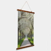 "White Blossom Lane - Tranquil Floral Wandteppich Mit Holzrahmen (Gewinkelt)
