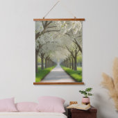 "White Blossom Lane - Tranquil Floral Wandteppich Mit Holzrahmen (Schlafzimmer)