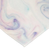 White Blue Pink Modernes Abstraktes Fluid Marbella Tischdecke (Schrägansicht)