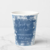 White Blue Snow in Liebe Snowflake Brautparty Pappbecher (Vorderseite)