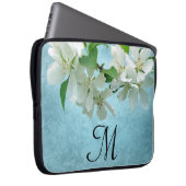 White Blume on Blue Sky Monogram 15" Laptop Case (Vorne Rechts)