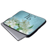 White Blume on Blue Sky Monogram 15" Laptop Case (Vorne Knopf)