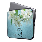 White Blume on Blue Sky Monogram 15" Laptop Case (Vorderseite Links)