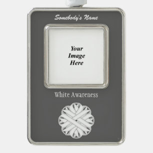 White Blume Ribbon Tmpl (V-O) von Kenneth Yoncich Rahmen-Ornament Silber