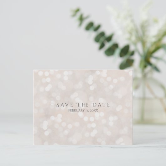 White Bokeh Moderner Glamour Chic Save the Date Ankündigungspostkarte (Stehend Vorderseite)