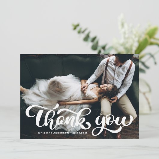 White Bold Retro Script Foto Wedding Dankeskarte (Stehend Vorderseite)