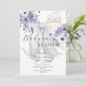 White Bow Baby in Bloom Baby Dusche Lila Einladung (Stehend Vorderseite)