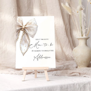 White Bow hilft der belebten Mama, einen Umschlag  Poster