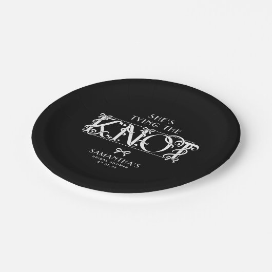 White Bow She's Tying the Knot Black Bridal Shower Pappteller (Schrägansicht)