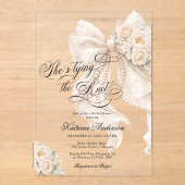 White Bow She's Tying the Knot Bridal Shower Acryleinladungen (Vorderseite)