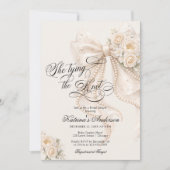 White Bow She's Tying the Knot Bridal Shower Einladung (Vorderseite)