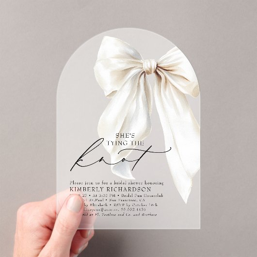 White Bow She's Tying the Knot Chic Bridal Shower Acryleinladungen (Insitu (Handheld))