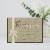 White Bow und Burlap-Hochzeitsreaktion RSVP Karte (Stehend Vorderseite)