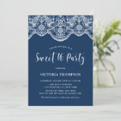 White Brocade Lace Navy Blue Sweet 16 Party Einladung (Stehend Vorderseite)