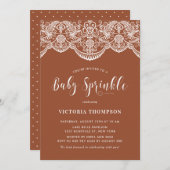 White Brocade Lace Terracotta Baby Sprinkle Einladung (Vorne/Hinten)