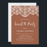 White Brocade Lace Terracotta Sweet 16 Party Einladung<br><div class="desc">Mit dieser maßgeschneiderten,  süßen 16 Party Einladung laden wir Sie zu Ihrer Veranstaltung ein. Freuen Sie sich auf eine elegante Brocade-Spitzen-Garage auf einem Terrakotta-Hintergrund. Personalisieren Sie diese,  indem Sie Ihre Daten hinzufügen. Diese 16 . Geburtstag Einladung eignet sich perfekt für jede Veranstaltung oder jede Saison.</div>