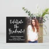 White Brush Script Celebrate Foto Abschluss Einladung (Stehend Vorderseite)